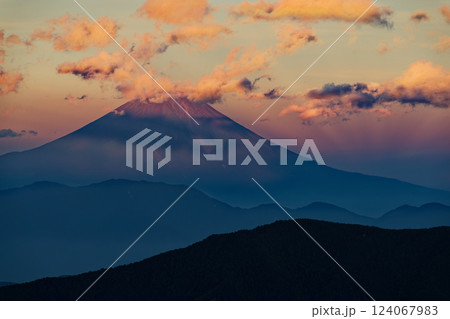 南アルプス・千枚小屋から見る夕暮れの富士山 南アルプス・千枚小屋から見る夕暮れの富士山 124067983