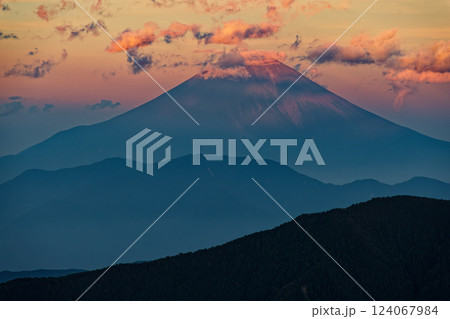 南アルプス・千枚小屋から見る夕暮れの富士山 124067984