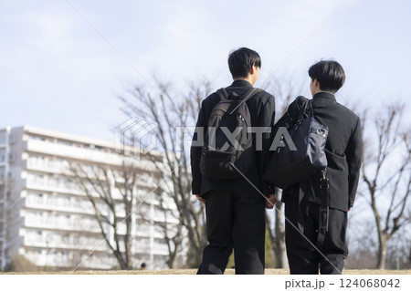 通学する男子高校生 124068042