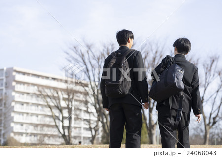 通学する男子高校生 通学する男子高校生 124068043
