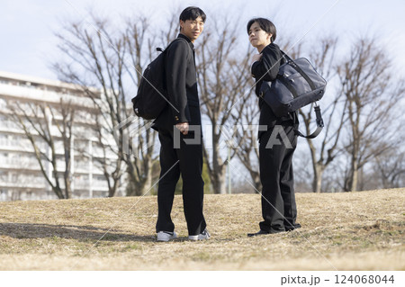 通学する男子高校生 通学する男子高校生 124068044