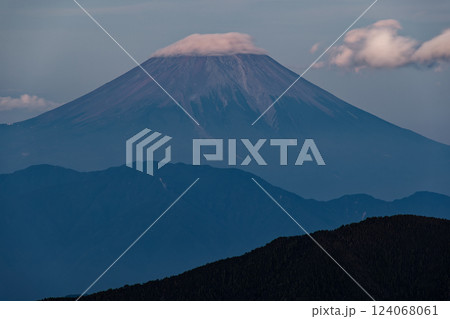 南アルプス・千枚小屋から見る残照の富士山 南アルプス・千枚小屋から見る残照の富士山 124068061