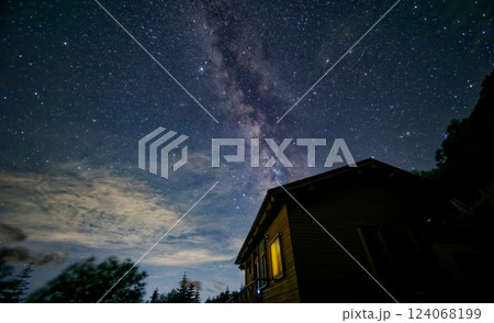 南アルプス・千枚小屋と夏の天の川 南アルプス・千枚小屋と夏の天の川 124068199