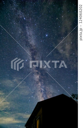 南アルプス・千枚小屋と夏の天の川 124068202