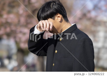 落ち込む男子学生 124068222