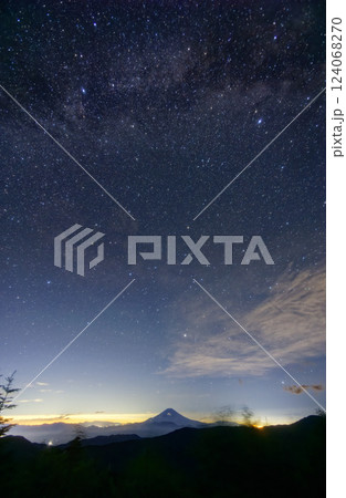 南アルプス・千枚小屋から見る星空と富士山 南アルプス・千枚小屋から見る星空と富士山 124068270