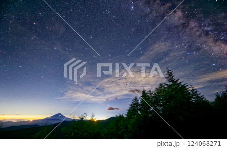 南アルプス・千枚小屋から見る星空と富士山 南アルプス・千枚小屋から見る星空と富士山 124068271