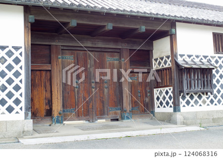和歌山市岡公園長屋門の景色 124068316