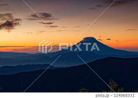 南アルプス・千枚小屋から見る夜明けの富士山 124068331