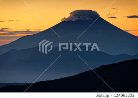南アルプス・千枚小屋から見る夜明けの富士山 南アルプス・千枚小屋から見る夜明けの富士山 124068332