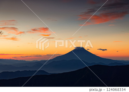 南アルプス・千枚小屋から見る夜明けの富士山 124068334