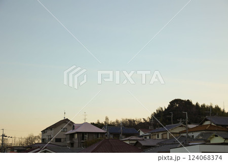 青空とオレンジ色の空 124068374