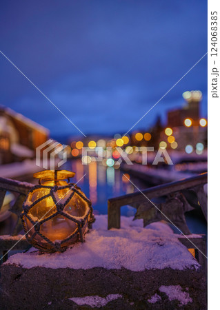 北海道小樽市 冬の小樽運河【灯し浮き】 北海道小樽市 冬の小樽運河【灯し浮き】 124068385