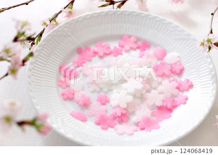 ゆかりで色付けしたさくらの花の型　のだいこん　ちらし寿司の飾り 124068419