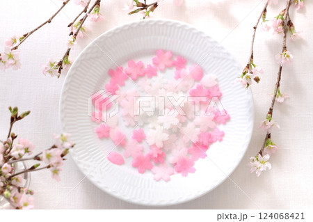 ゆかりで色付けしたさくらの花の型　のだいこん　ちらし寿司の飾り 124068421