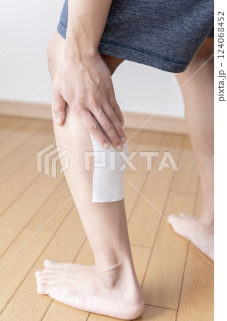 ふくらはぎに湿布を貼る 湿布 筋肉痛 ボディパーツ ふくらはぎに湿布を貼る 湿布 筋肉痛 ボディパーツ 124068452