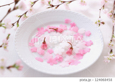 ゆかりで色付けしたさくらの花の型のだいこんとさくらの花の塩漬け ちらし寿司の飾り ゆかりで色付けしたさくらの花の型のだいこんとさくらの花の塩漬け ちらし寿司の飾り 124068458