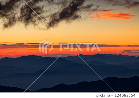 南アルプス・千枚小屋から見る朝焼け空と御坂・丹沢の山並み 南アルプス・千枚小屋から見る朝焼け空と御坂・丹沢の山並み 124068554