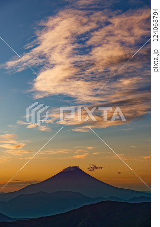 南アルプス・千枚小屋から富士山と朝焼け雲 124068794