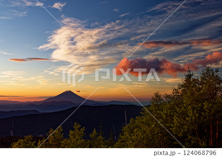 南アルプス・千枚小屋から富士山と朝焼け雲 124068796