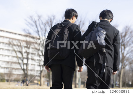 通学する男子高校生 通学する男子高校生 124068951