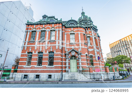 福岡県福岡市　快晴の福岡市赤煉瓦文化館（旧日本生命九州支店） 124068995