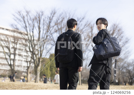通学する男子高校生 124069256
