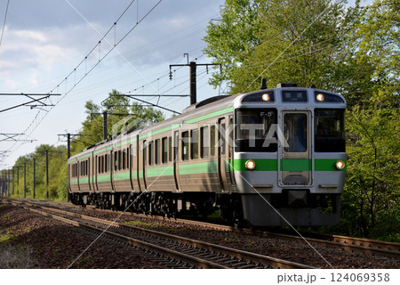 千歳線を走る721系普通電車3両 千歳線を走る721系普通電車3両 124069358