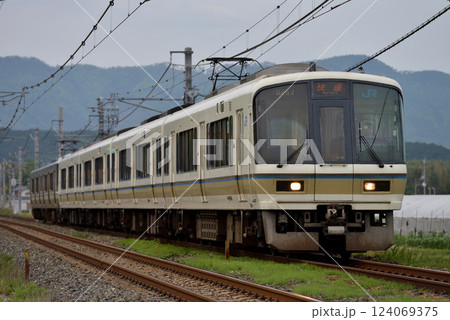 山陰本線を走る221系+223系快速電車6両 山陰本線を走る221系+223系快速電車6両 124069375