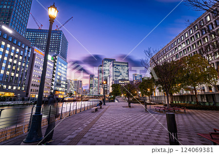 中之島の河川敷からの夕景、1月17日、日本 124069381