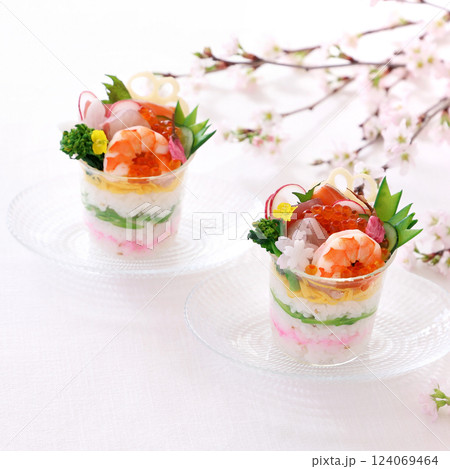 春のお祝いカップ寿司　お花見海鮮カップ寿司　お花見カップ寿司 124069464