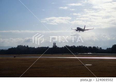滑走路から離陸する飛行機 滑走路から離陸する飛行機 124069502