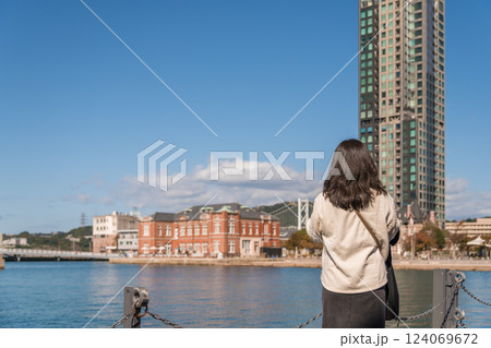 【北九州門司港レトロ　門司港レトロハイマートと女性】 124069672