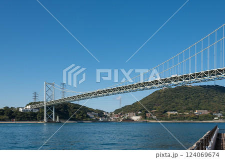 【北九州門司港　関門海峡と関門橋ノーフォーク 広場から】 124069674