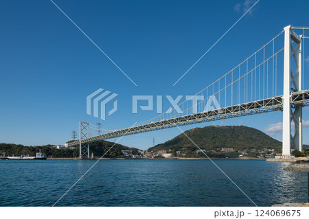 【北九州門司港 関門海峡と関門橋ノーフォーク 広場から】 【北九州門司港 関門海峡と関門橋ノーフォーク 広場から】 124069675