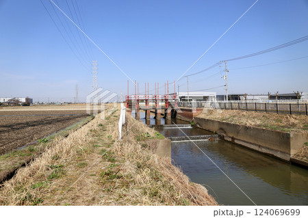 埼玉県久喜市北中曽根にある古笊田堰 埼玉県久喜市北中曽根にある古笊田堰 124069699