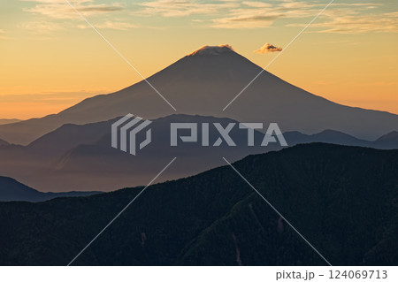 南アルプス・千枚小屋から富士山と朝焼け空 南アルプス・千枚小屋から富士山と朝焼け空 124069713