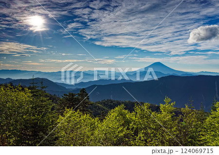 南アルプス・千枚小屋から見る朝の富士山 南アルプス・千枚小屋から見る朝の富士山 124069715