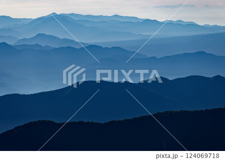 南アルプス・千枚小屋から見る霞む丹沢の山並み 南アルプス・千枚小屋から見る霞む丹沢の山並み 124069718