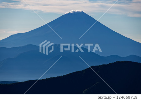 南アルプス・千枚小屋から見る朝の富士山 124069719