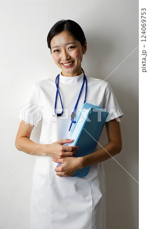 医療従事者 介護・看護・介助女性スタッフ 124069753