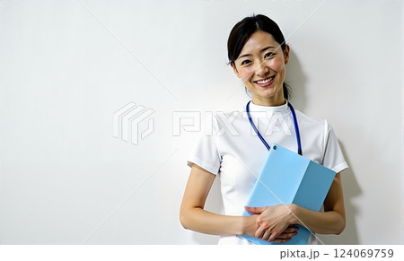 医療従事者 介護・看護・介助女性スタッフ 124069759
