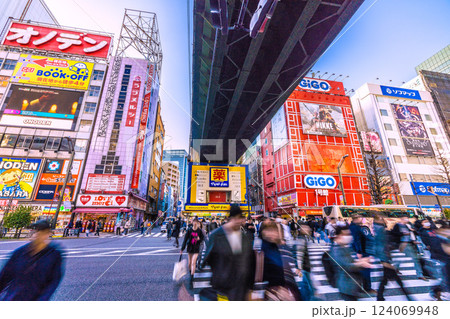 日本の東京都市景観 大型観光バス続々…外国人観光客らで賑わう秋葉原…=17日 日本の東京都市景観 大型観光バス続々…外国人観光客らで賑わう秋葉原…=17日 124069948