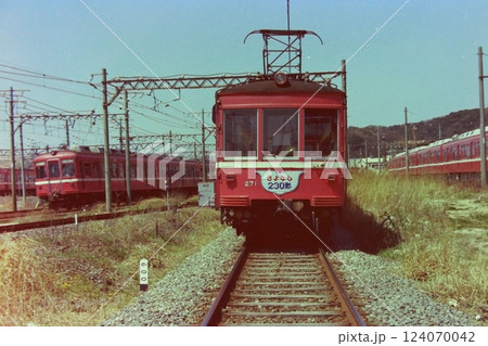 京急230形、さよなら運転会の271号車と本線上の旧1000形、久里浜工場、1978年4月9日 京急230形、さよなら運転会の271号車と本線上の旧1000形、久里浜工場、1978年4月9日 124070042
