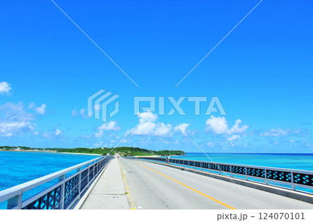 沖縄　青空と青い海の池間大橋 124070101