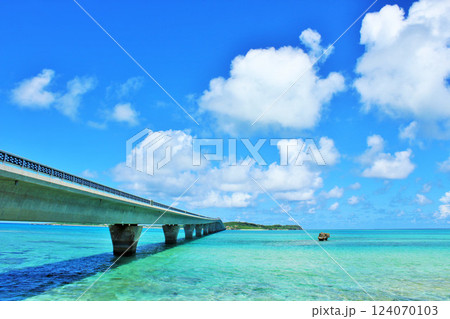 沖縄　青空と青い海の池間大橋 124070103