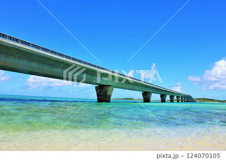 沖縄　青空と青い海の池間大橋 124070105