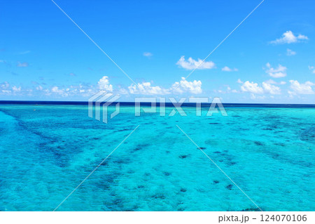 沖縄　宮古島の青空と海 124070106