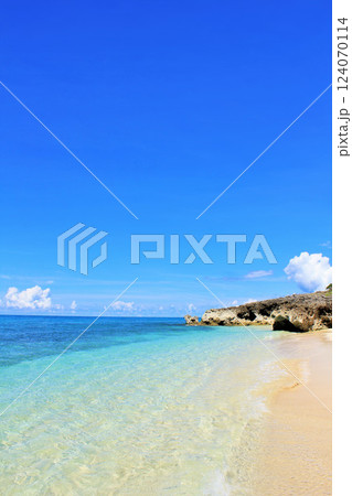 沖縄　宮古島　青空と海 124070114