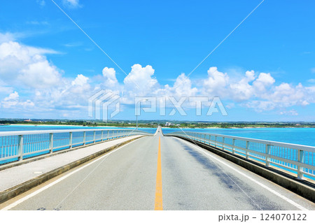 沖縄　宮古島　青空の来間大橋 124070122